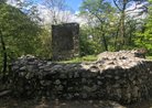 Veduta dei resti della chiesetta sull'isola di S. Andrea