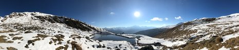 Veduta panoramica in inverno del laghetto di Malga Vallenaia